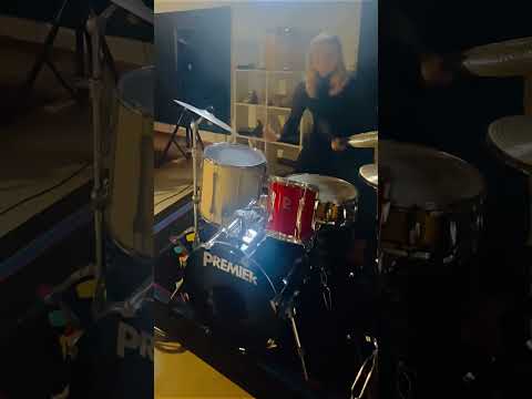 When David Bowie’s drummer and writer of “let’s dance” teaches a first-timer the #drums …